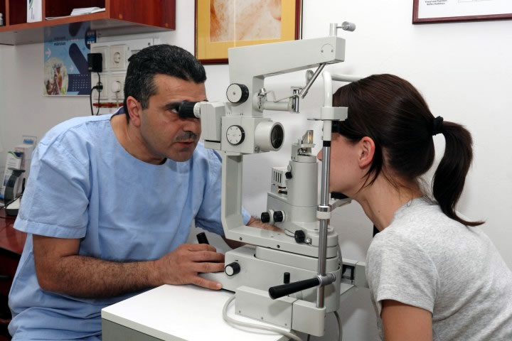 consultatie oftalmologica cu aparatura de investigare